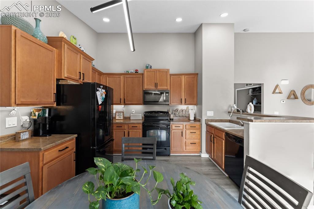 Image 15 of 32: Kitchen