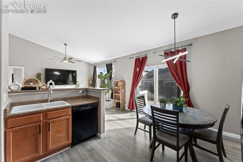 Image 16 of 32: Kitchen