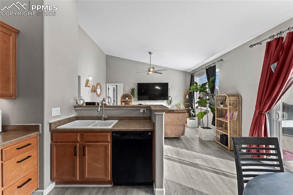 Image 17 of 32: Kitchen