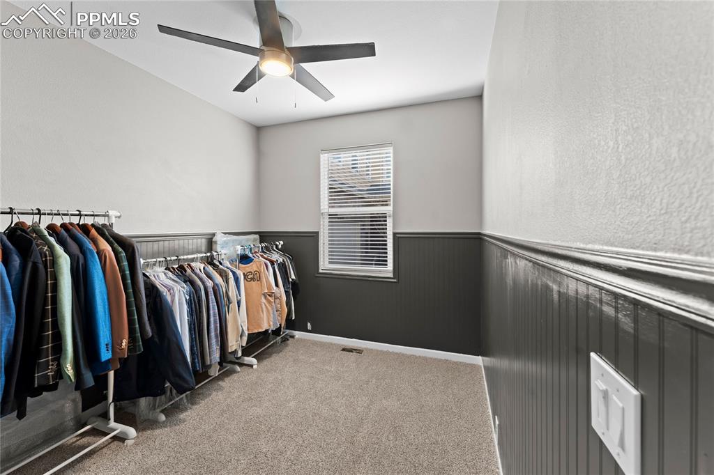 Image 20 of 32: Closet