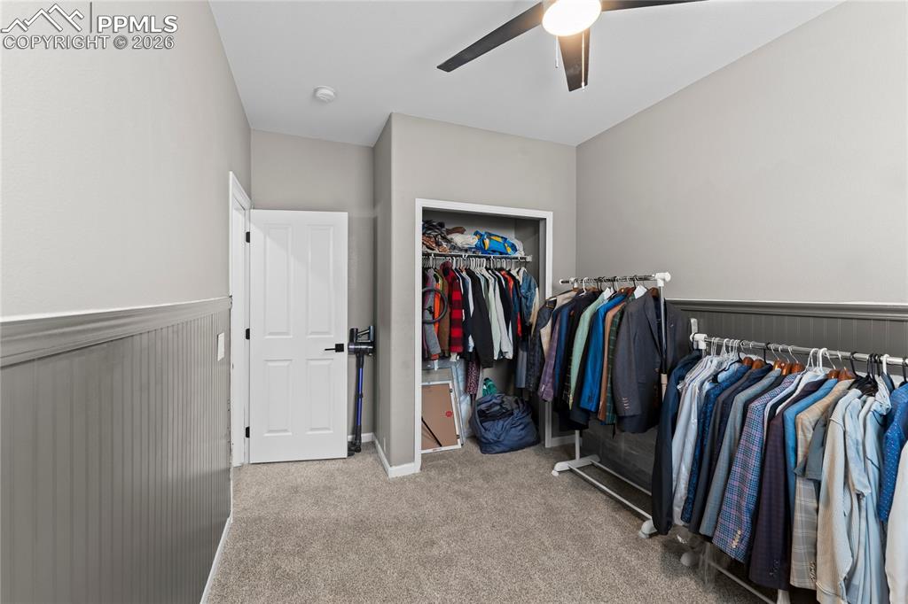 Image 21 of 32: Closet