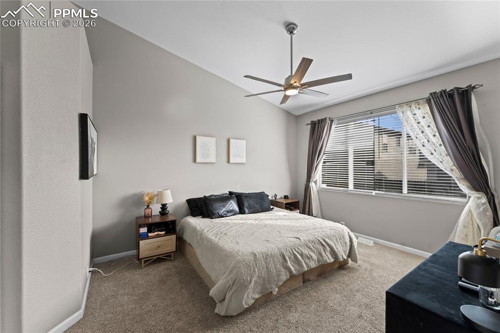 Image 22 of 32: Bedroom