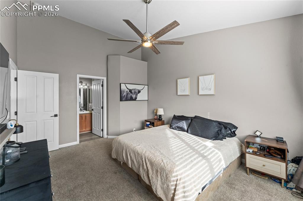 Image 23 of 32: Bedroom