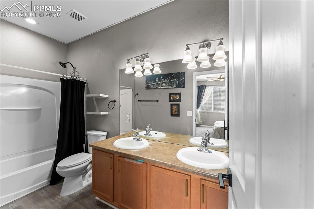 Image 24 of 32: Bathroom