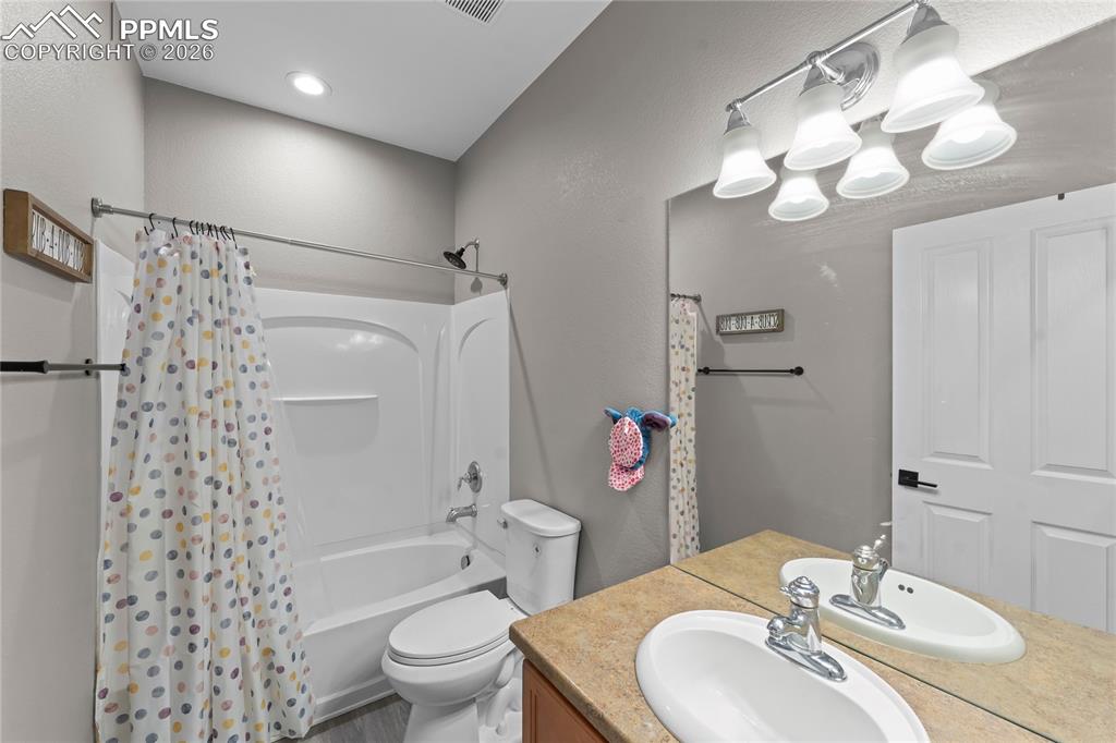 Image 9 of 32: Bathroom