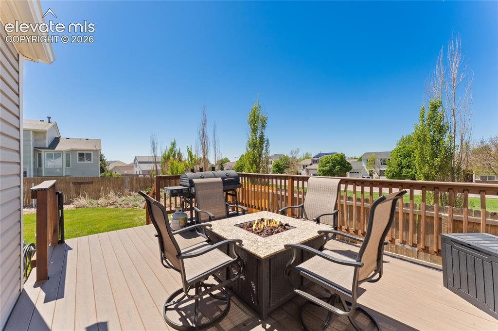 Image 16 of 22: Deck