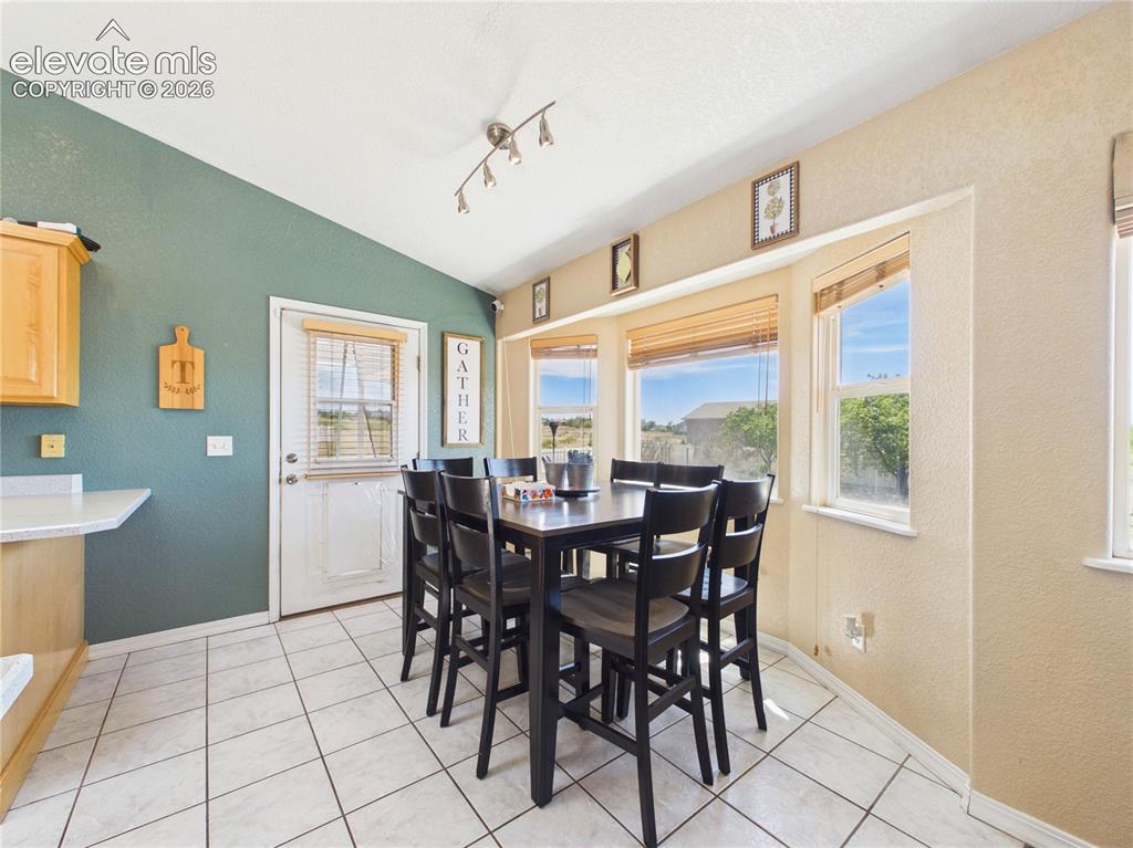 Image 10 of 45: Dining Area