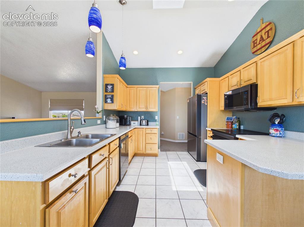 Image 12 of 45: Kitchen