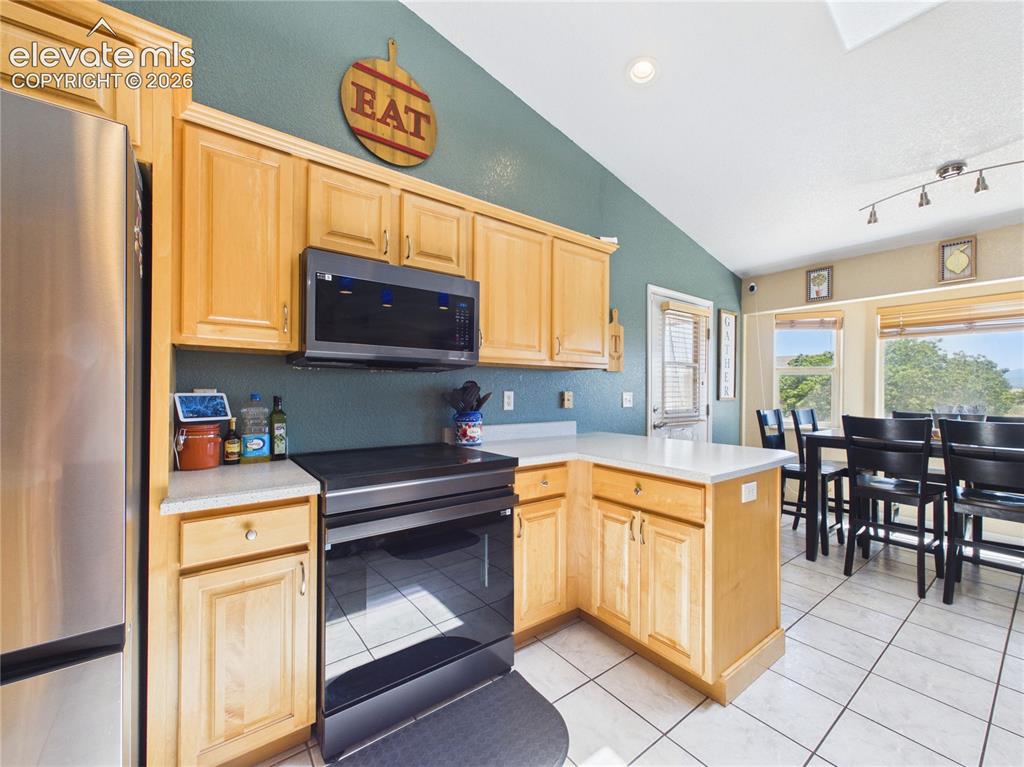 Image 13 of 45: Kitchen