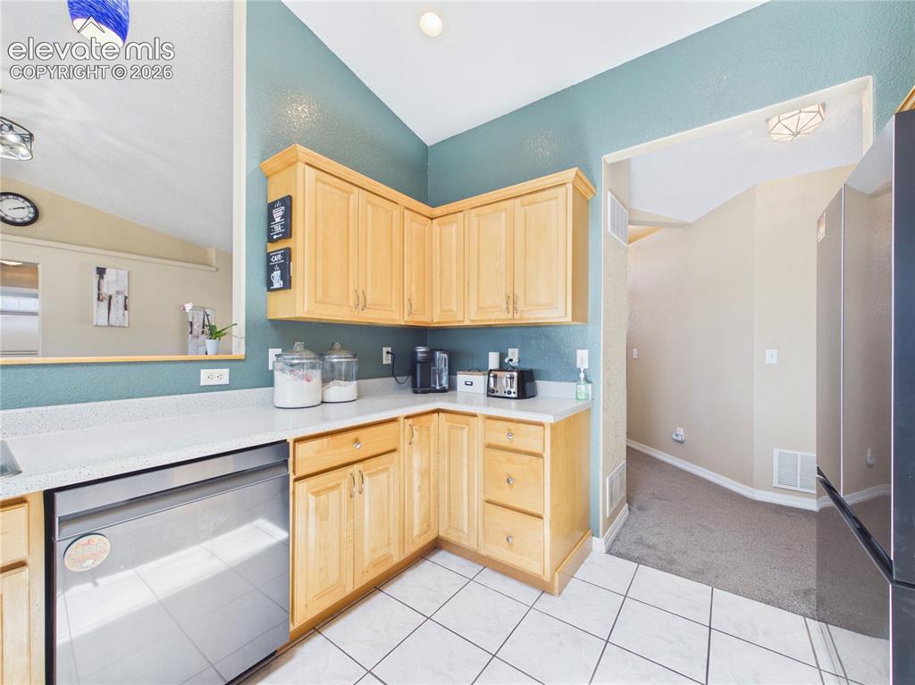 Image 15 of 45: Kitchen