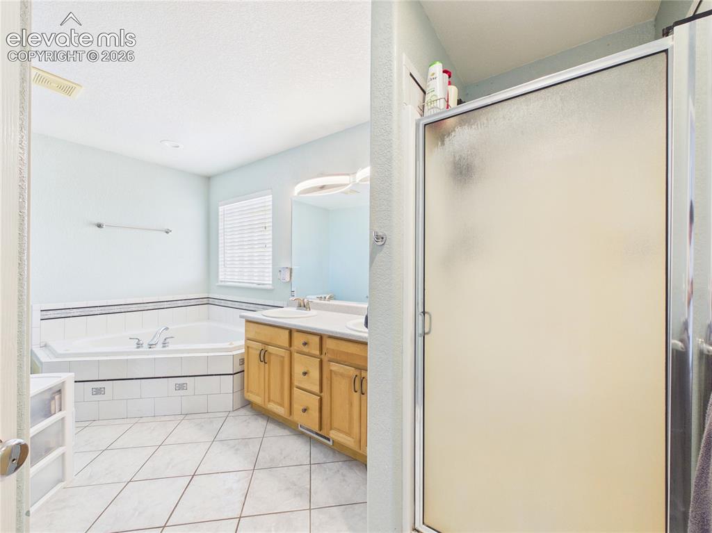 Image 19 of 45: Bathroom