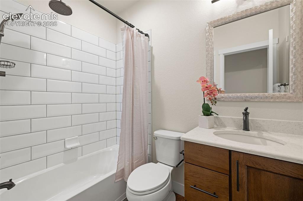 Image 18 of 50: Bathroom