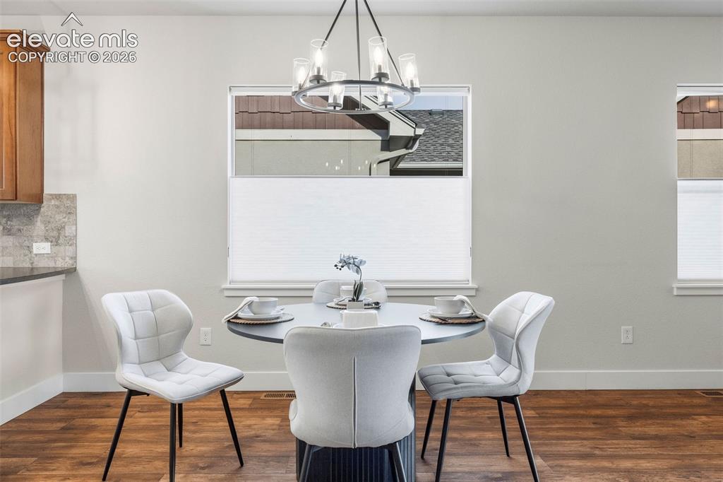 Image 7 of 50: Dining Area