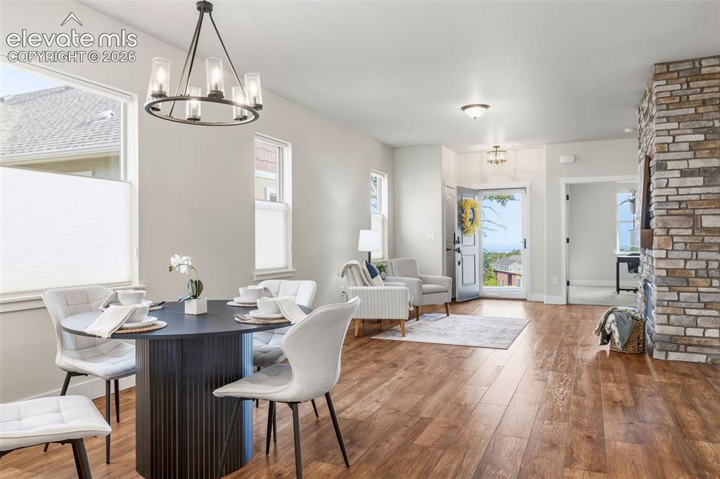 Image 9 of 50: Dining Area