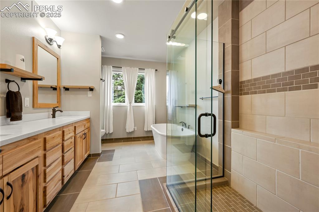 Image 16 of 39: Bathroom