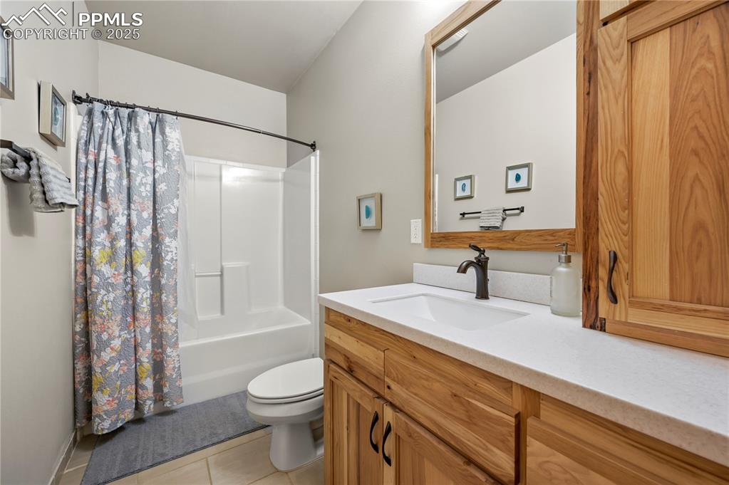 Image 20 of 39: Bathroom