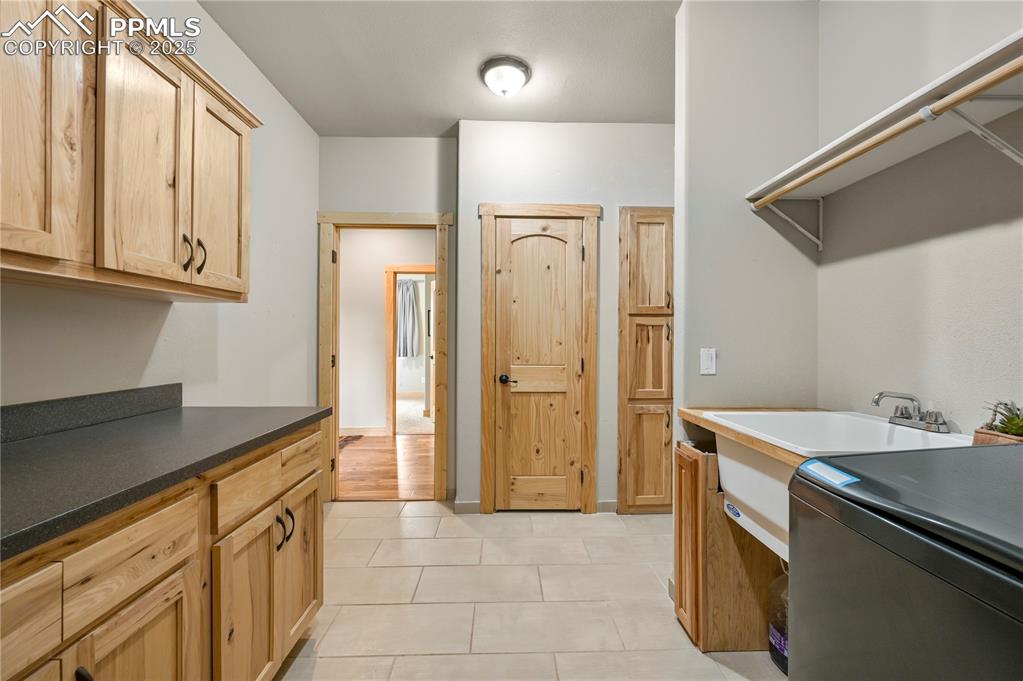 Image 22 of 39: Laundry