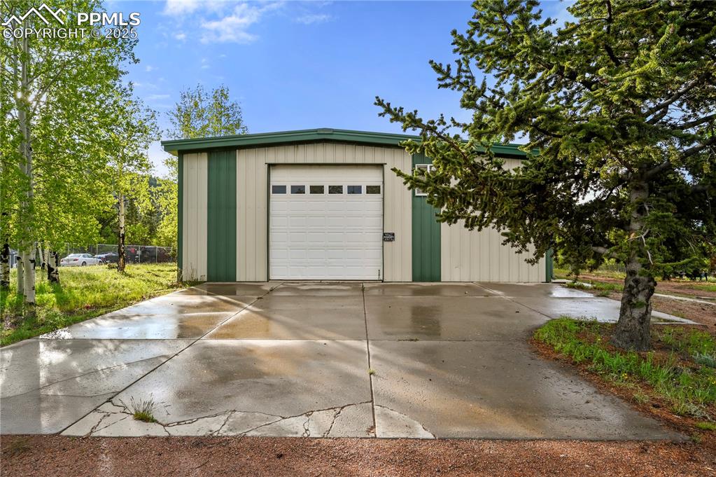 Image 3 of 39: Incredible workshop and garage with attached apartment