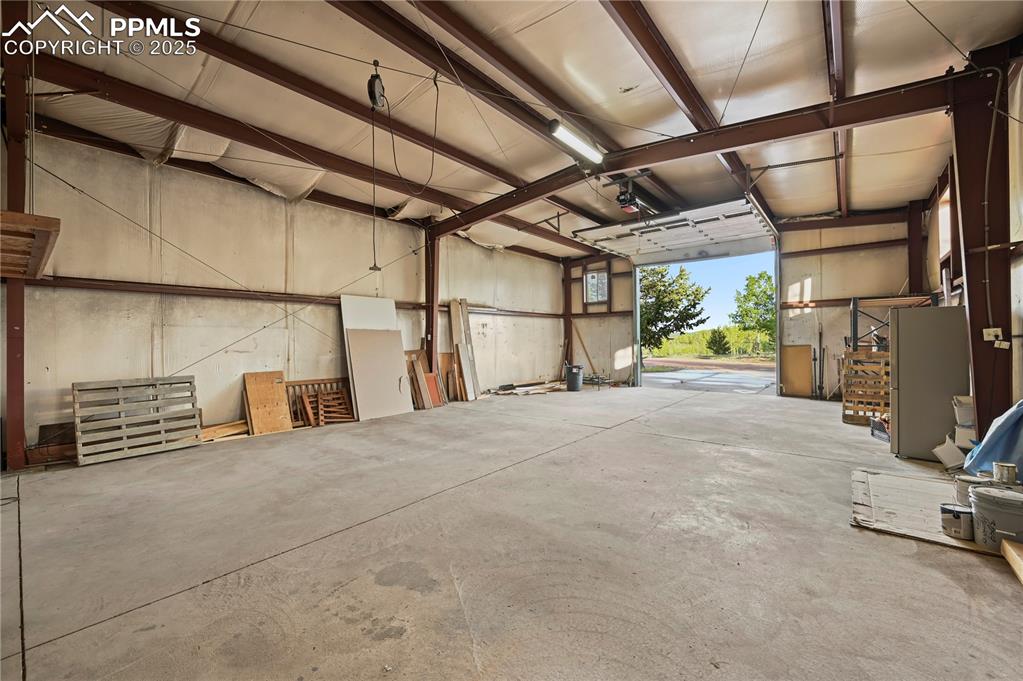 Image 30 of 39: Garage