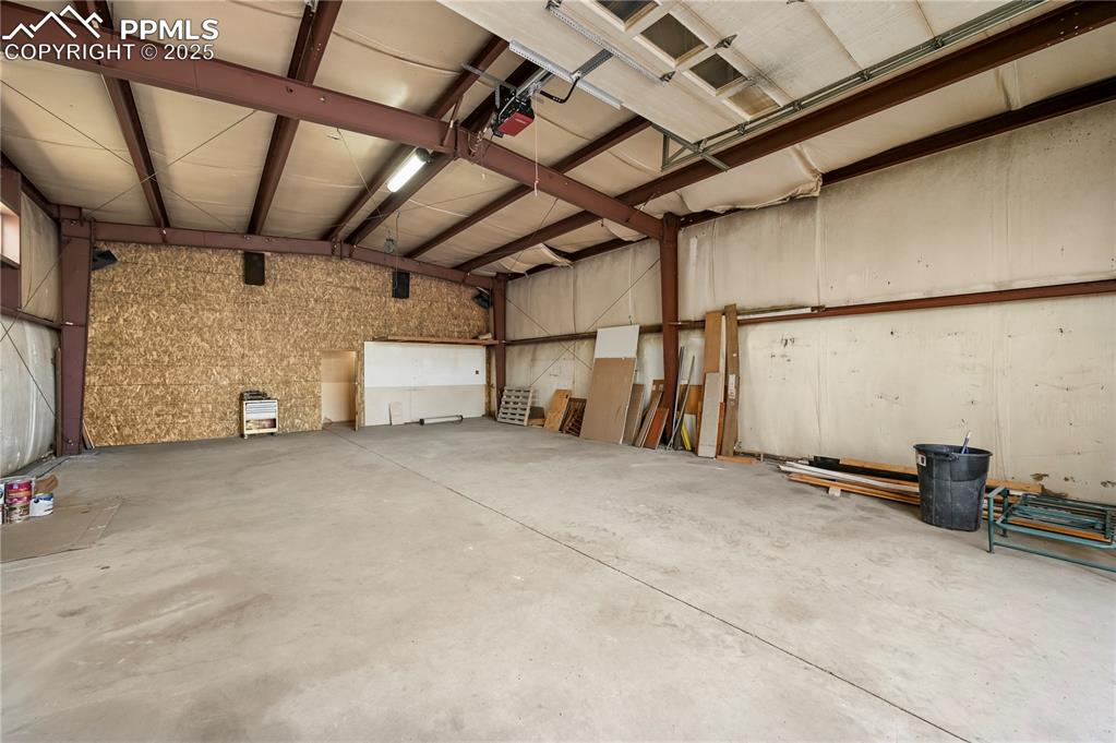 Image 31 of 39: Garage