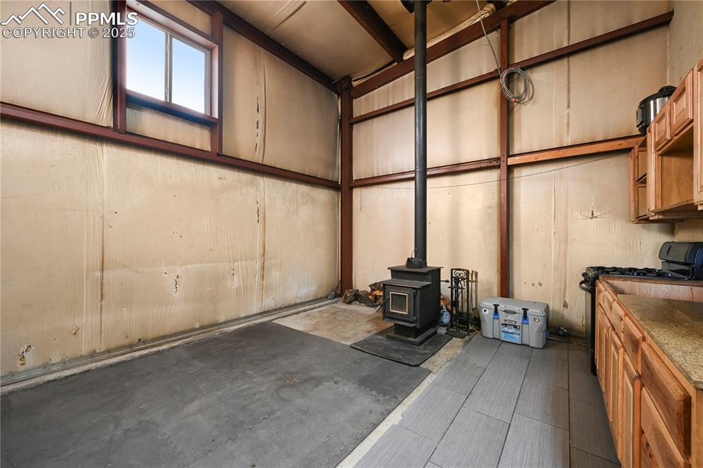 Image 33 of 39: Garage