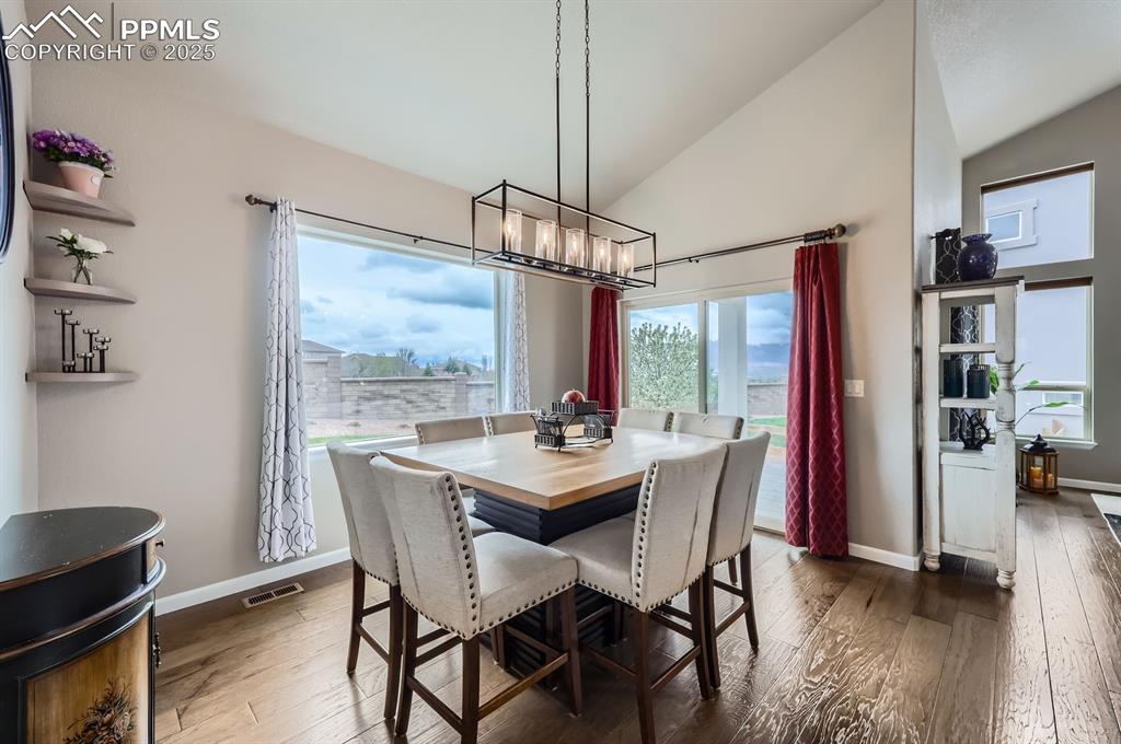 Image 11 of 29: Dining Area