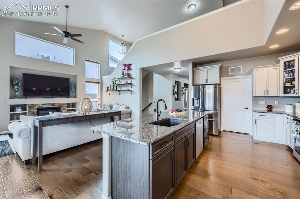 Image 8 of 29: Kitchen