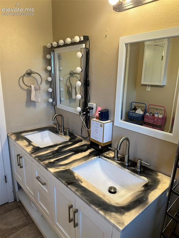 Image 15 of 34: Bathroom