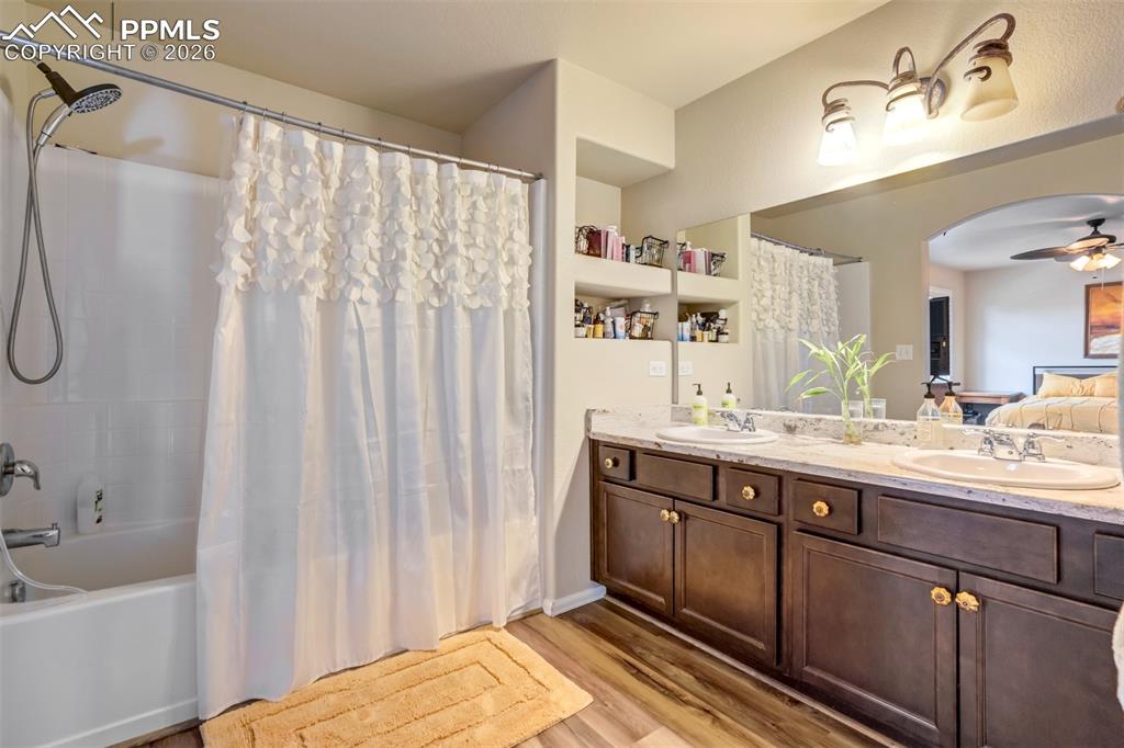 Image 18 of 41: Bathroom