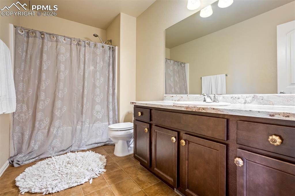 Image 21 of 41: Bathroom