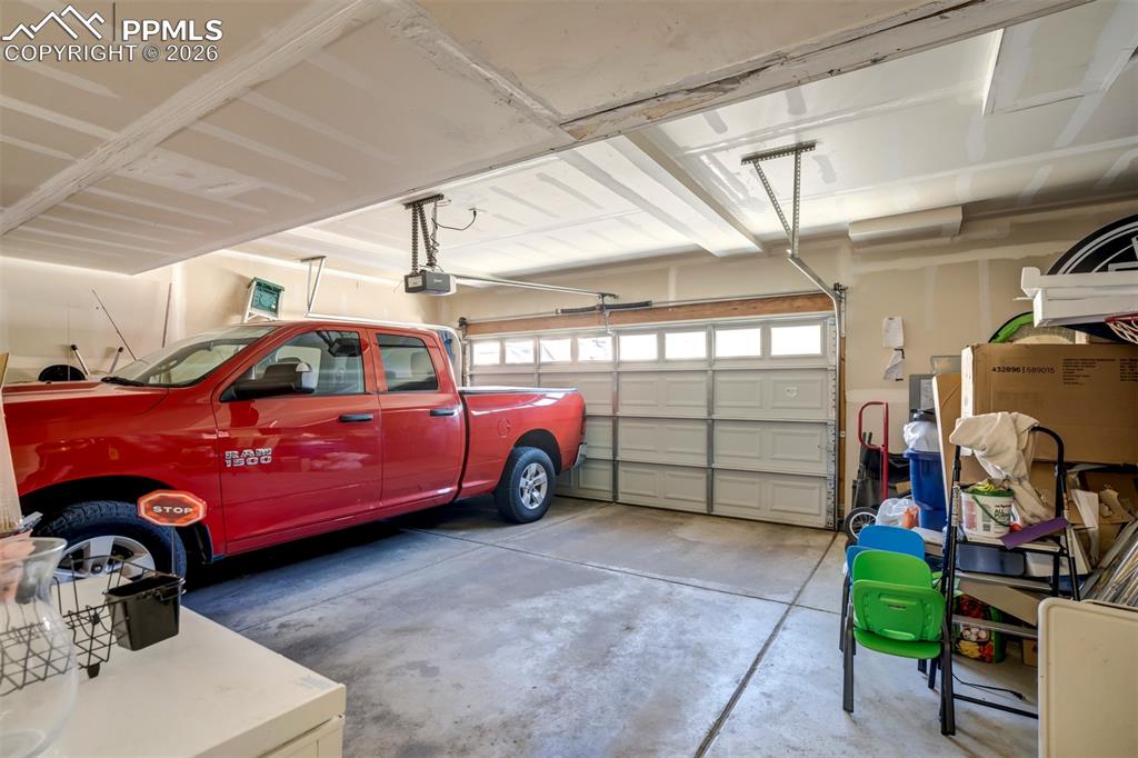 Image 27 of 41: Garage