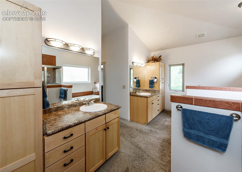 Image 12 of 43: Bright 5-piece primary ensuite offers plenty of storage.