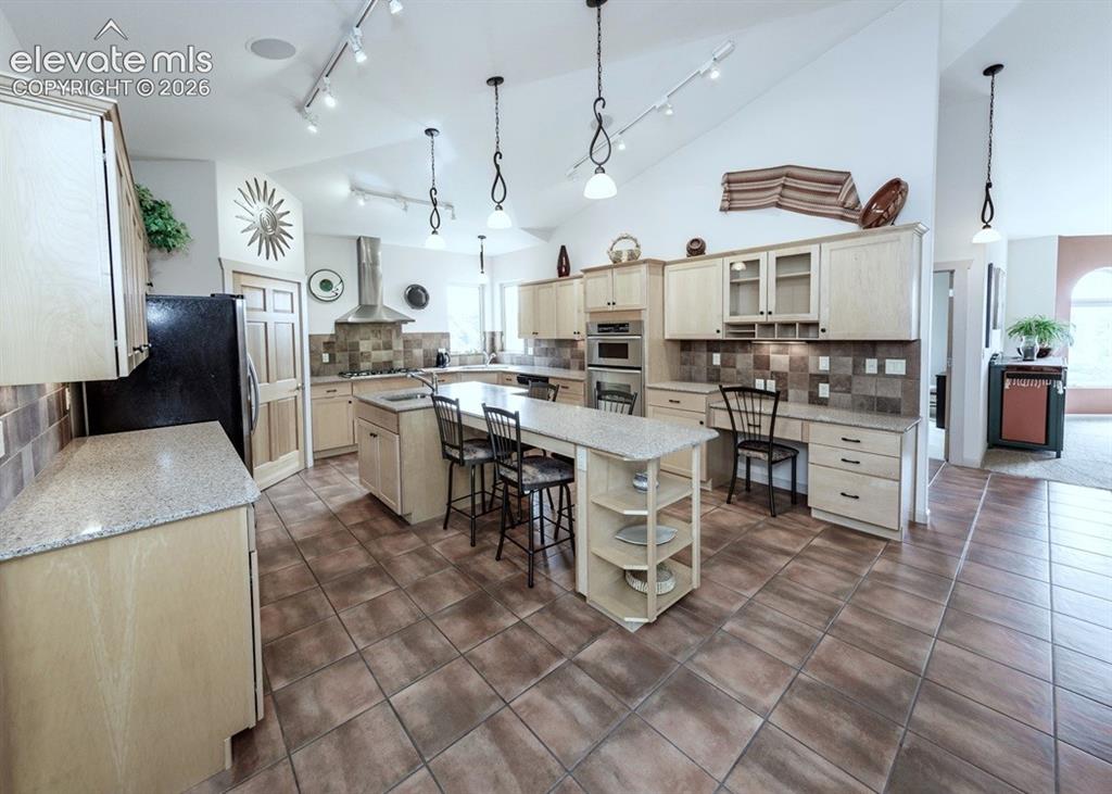 Image 8 of 50: Kitchen