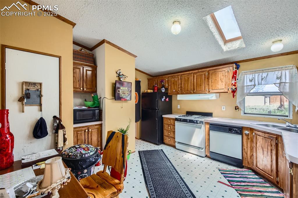 Image 11 of 41: Kitchen