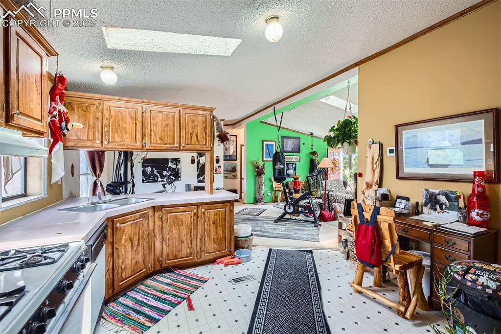 Image 13 of 41: Kitchen