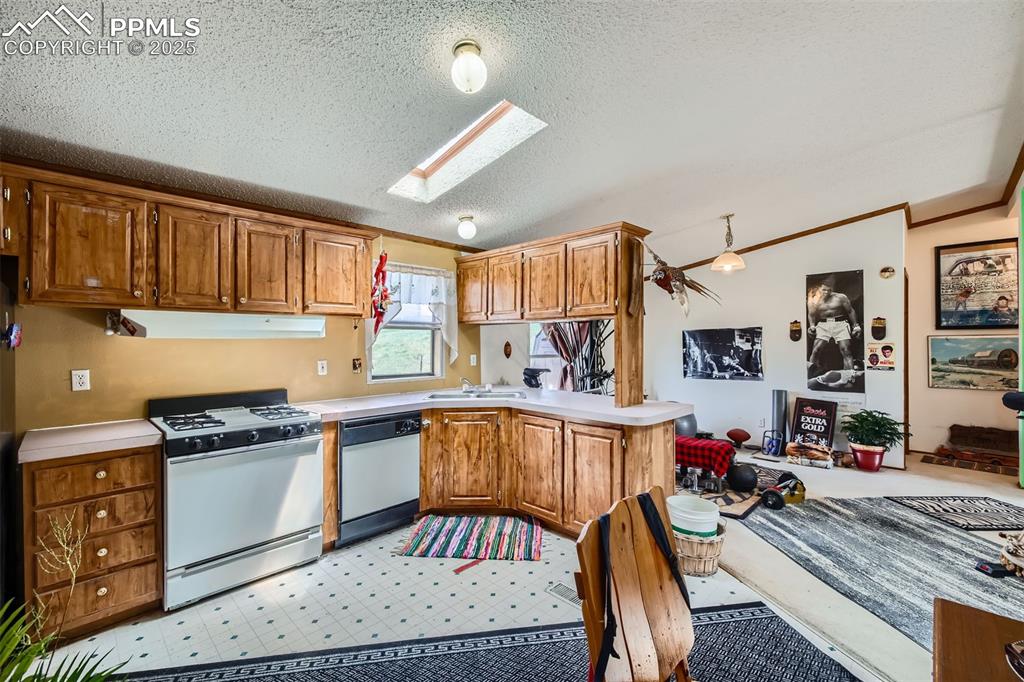 Image 14 of 41: Kitchen