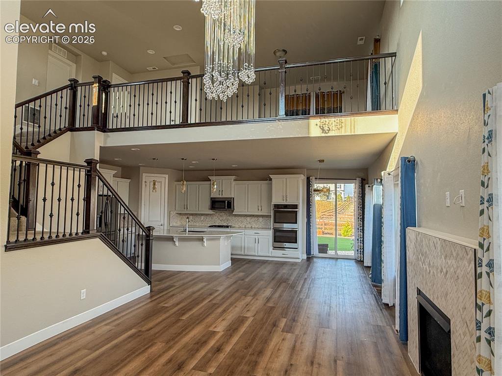 Image 9 of 50: Living Room