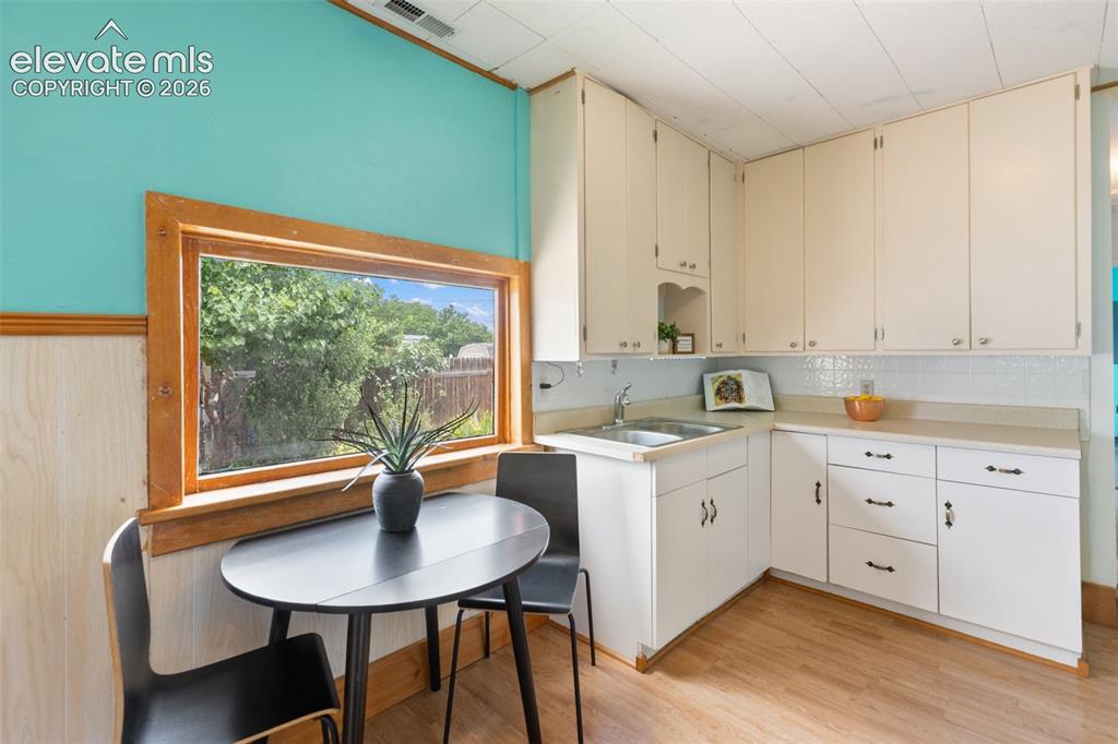 Image 13 of 37: Kitchen