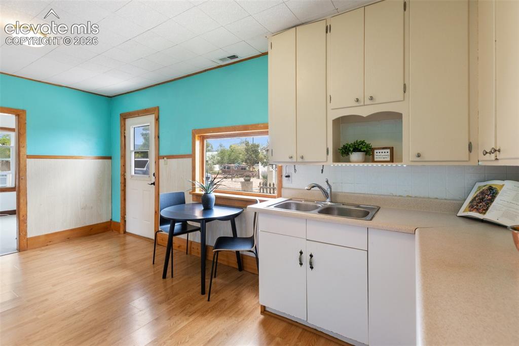 Image 14 of 37: Kitchen