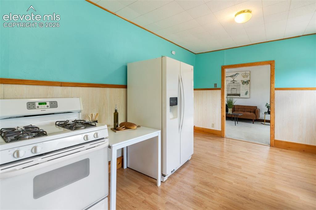 Image 15 of 37: Kitchen
