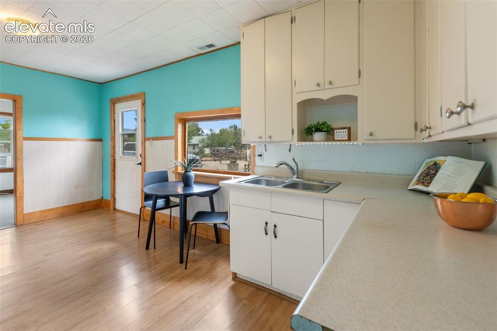 Image 16 of 37: Kitchen