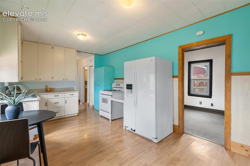 Image 17 of 37: Kitchen