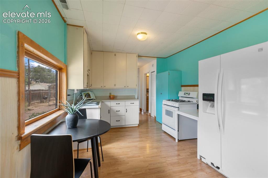 Image 18 of 37: Kitchen
