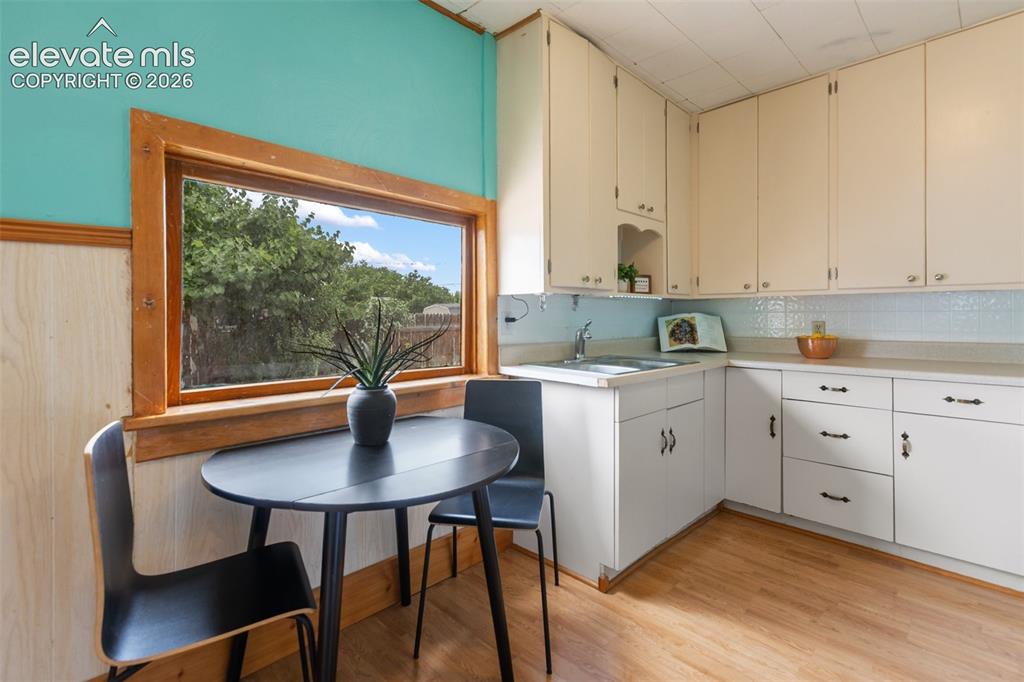Image 19 of 37: Kitchen