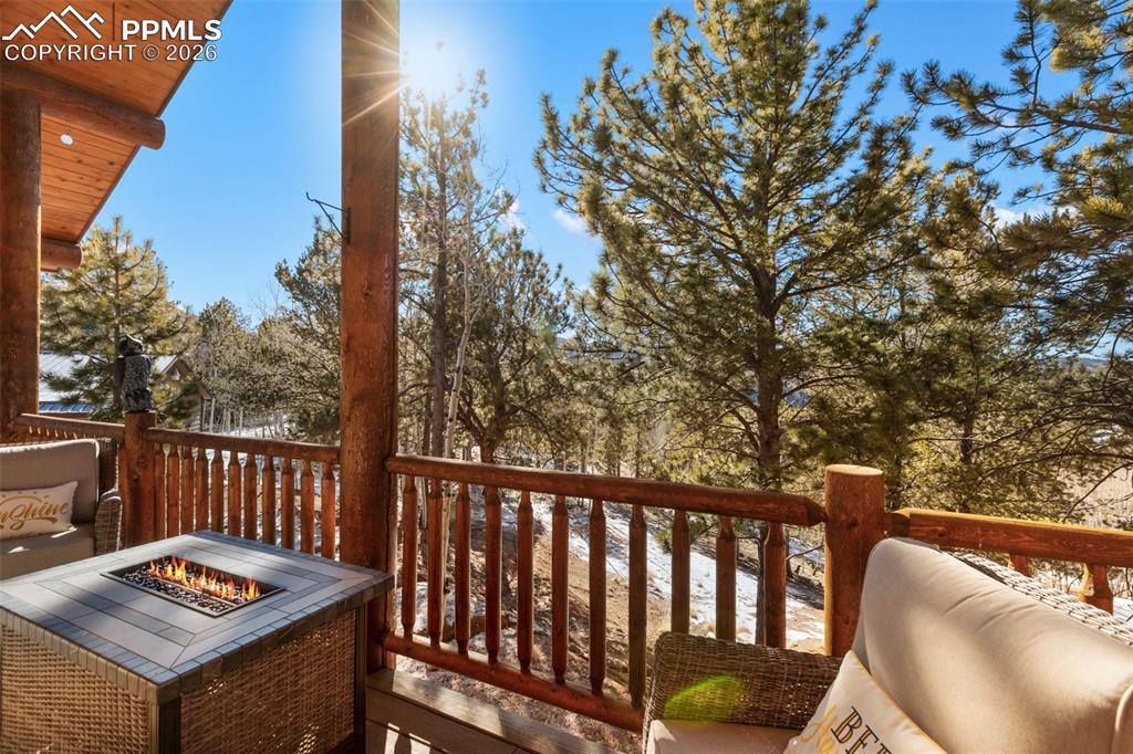 Image 12 of 50: Deck