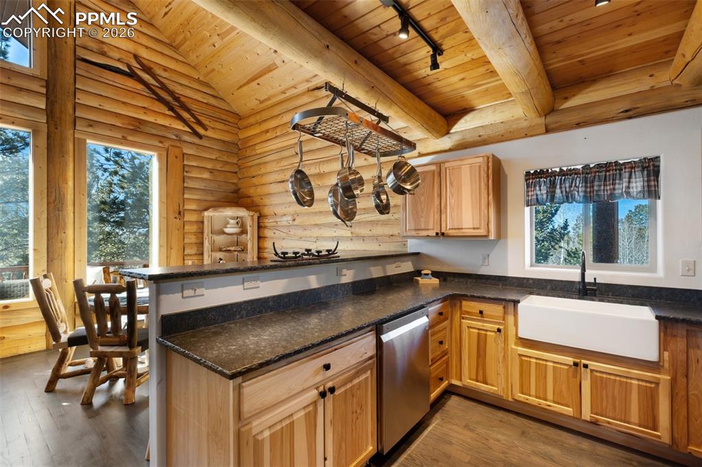 Image 17 of 50: Kitchen