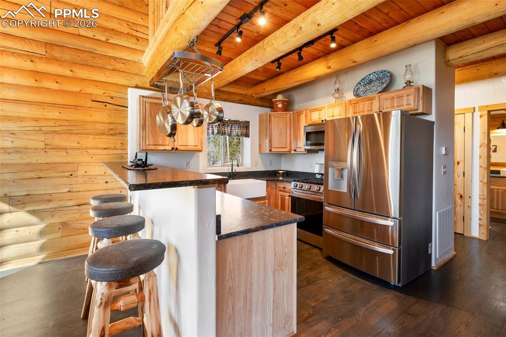 Image 18 of 50: Kitchen