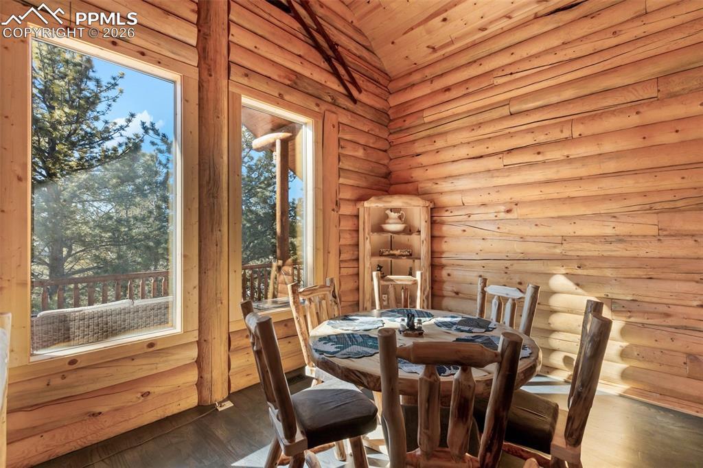 Image 20 of 50: Dining Area