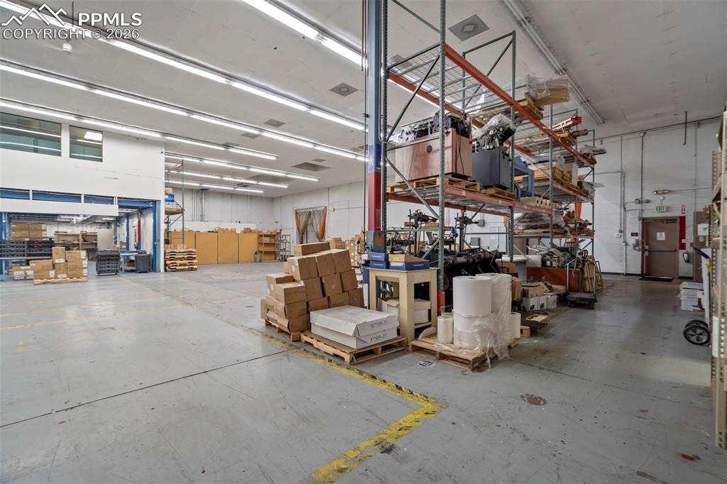 Image 12 of 50: Garage