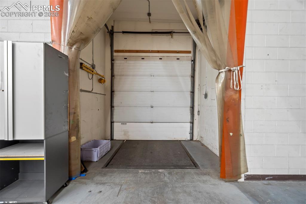 Image 14 of 50: Garage